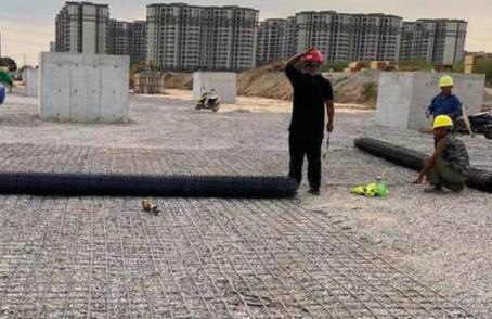 松山湖管委会土工格栅铺设前地基要怎么处理？